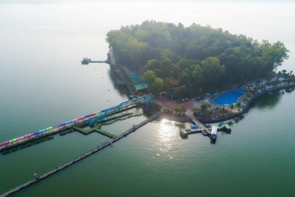 H&ograve;n đảo nhỏ y&ecirc;n b&igrave;nh giữa hồ, l&yacute; tưởng để cắm trại, picnic v&agrave; ch&egrave;o thuyền kh&aacute;m ph&aacute;.